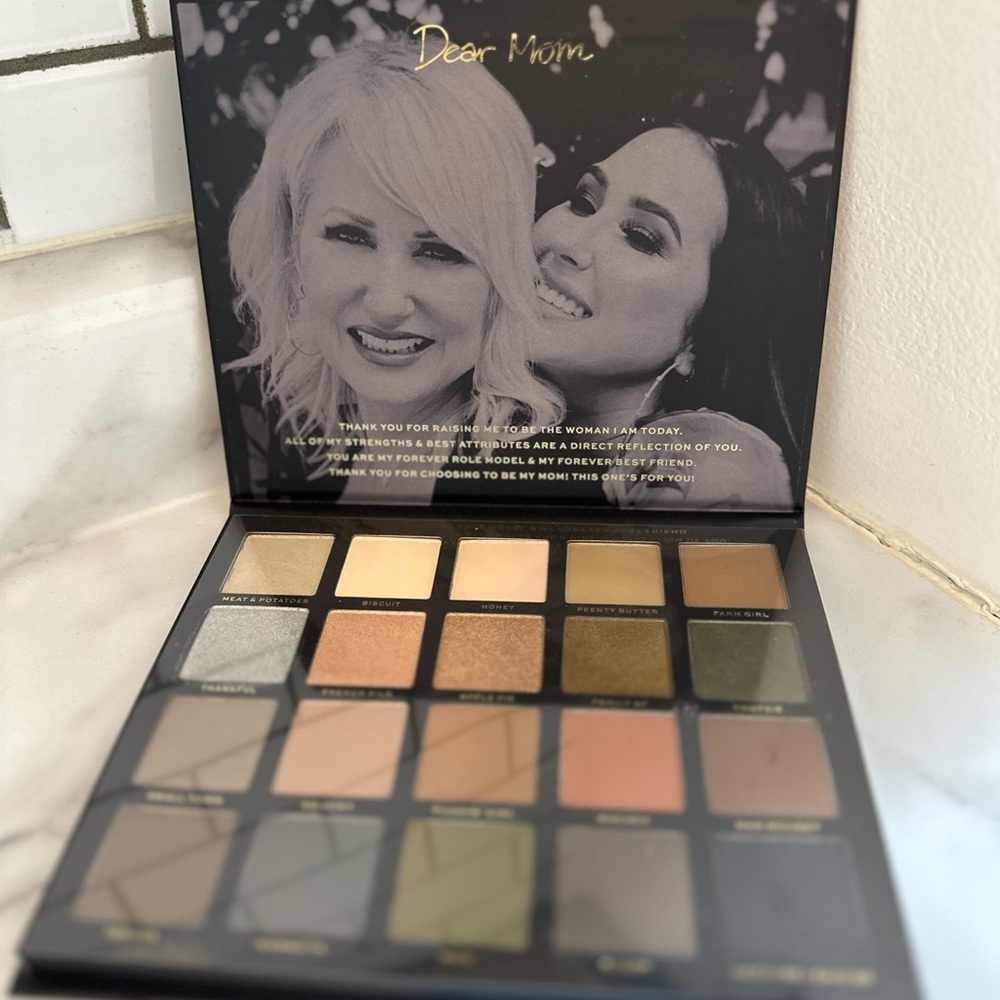 Dear Mom Eyeshadow Palette - Elegant Neutrals